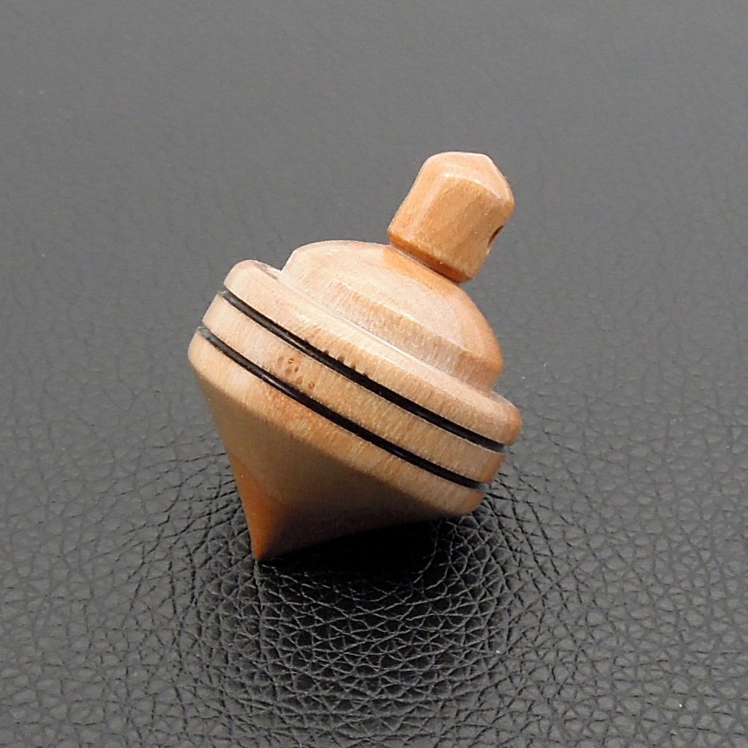 Pendule artisanal divinatoire en cornouiller avec oeilleton