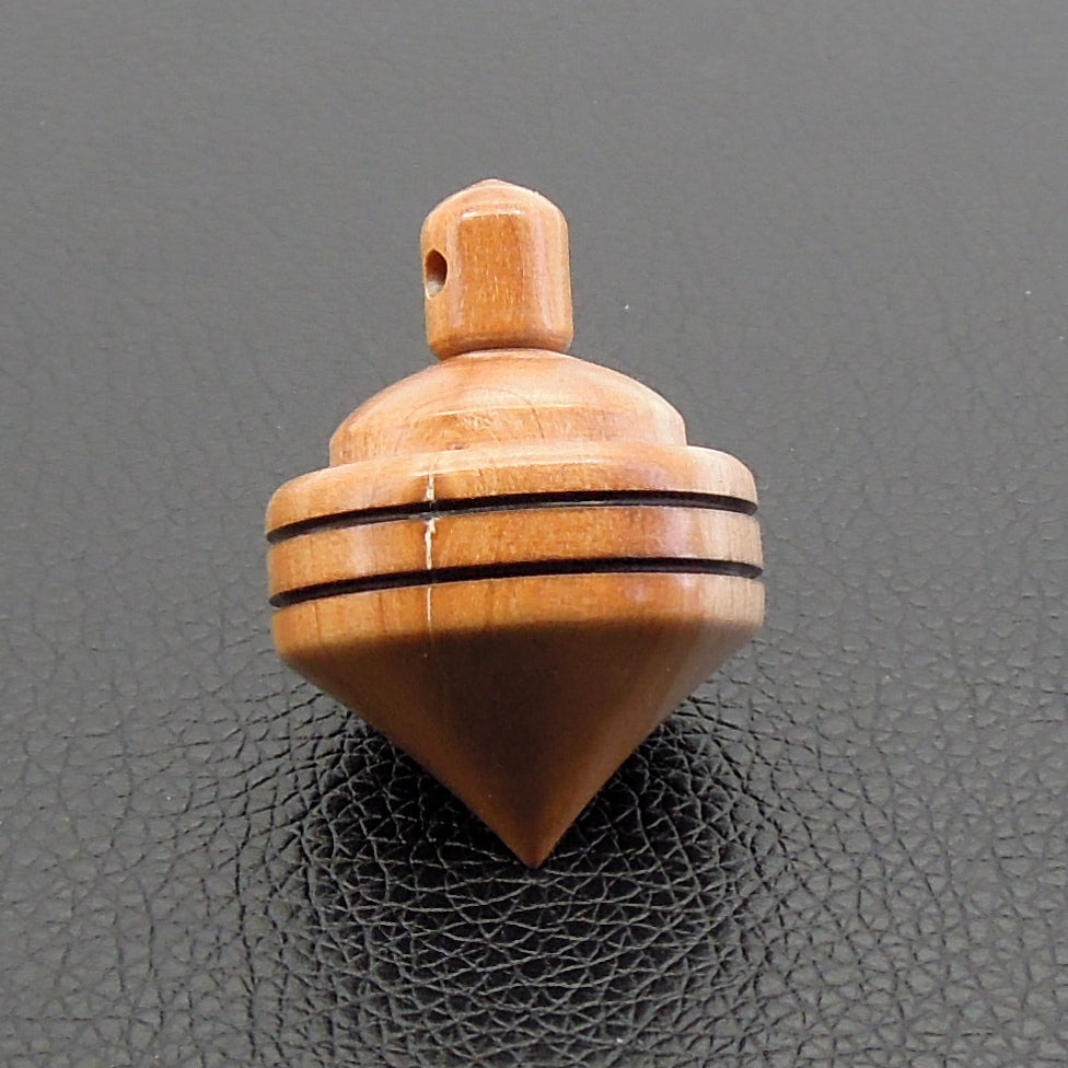 Pendule artisanal divinatoire en cornouiller avec oeilleton