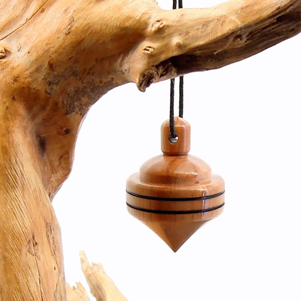 Pendule artisanal divinatoire en cornouiller avec oeilleton
