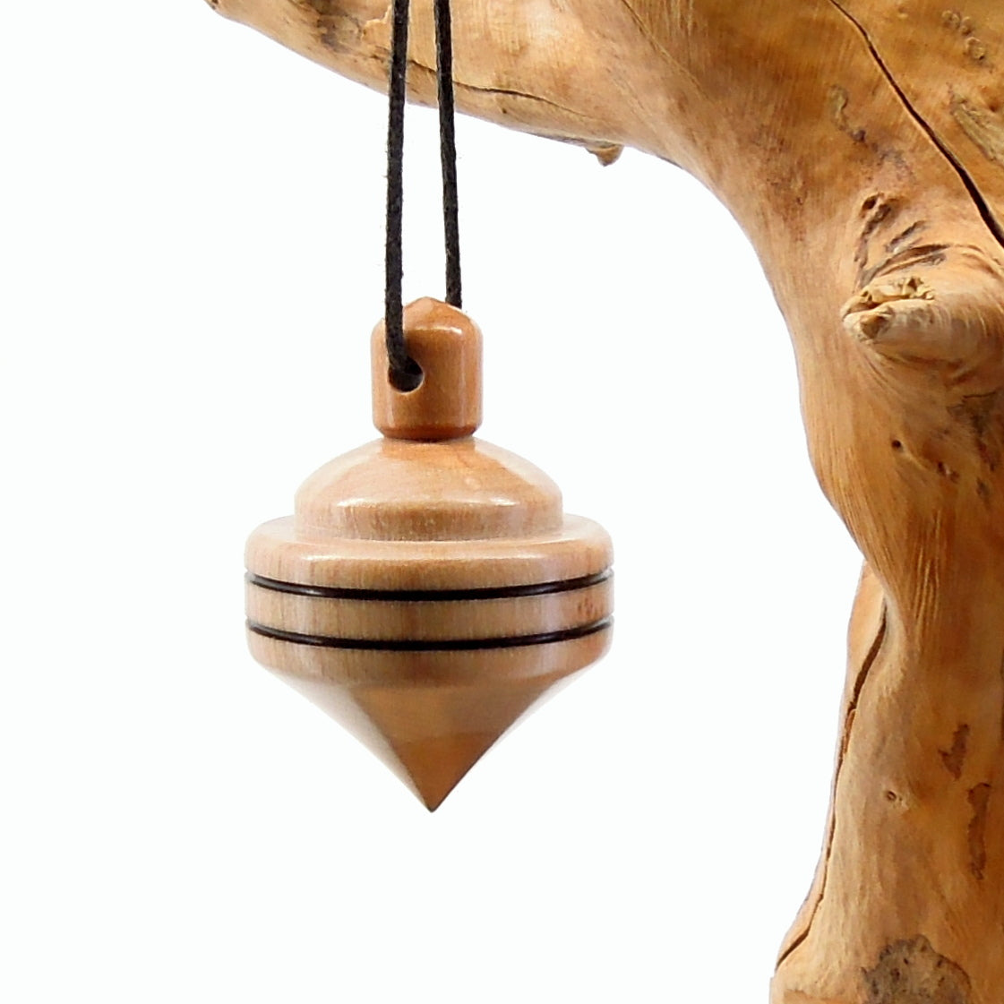 Pendule artisanal divinatoire en cornouiller avec oeilleton