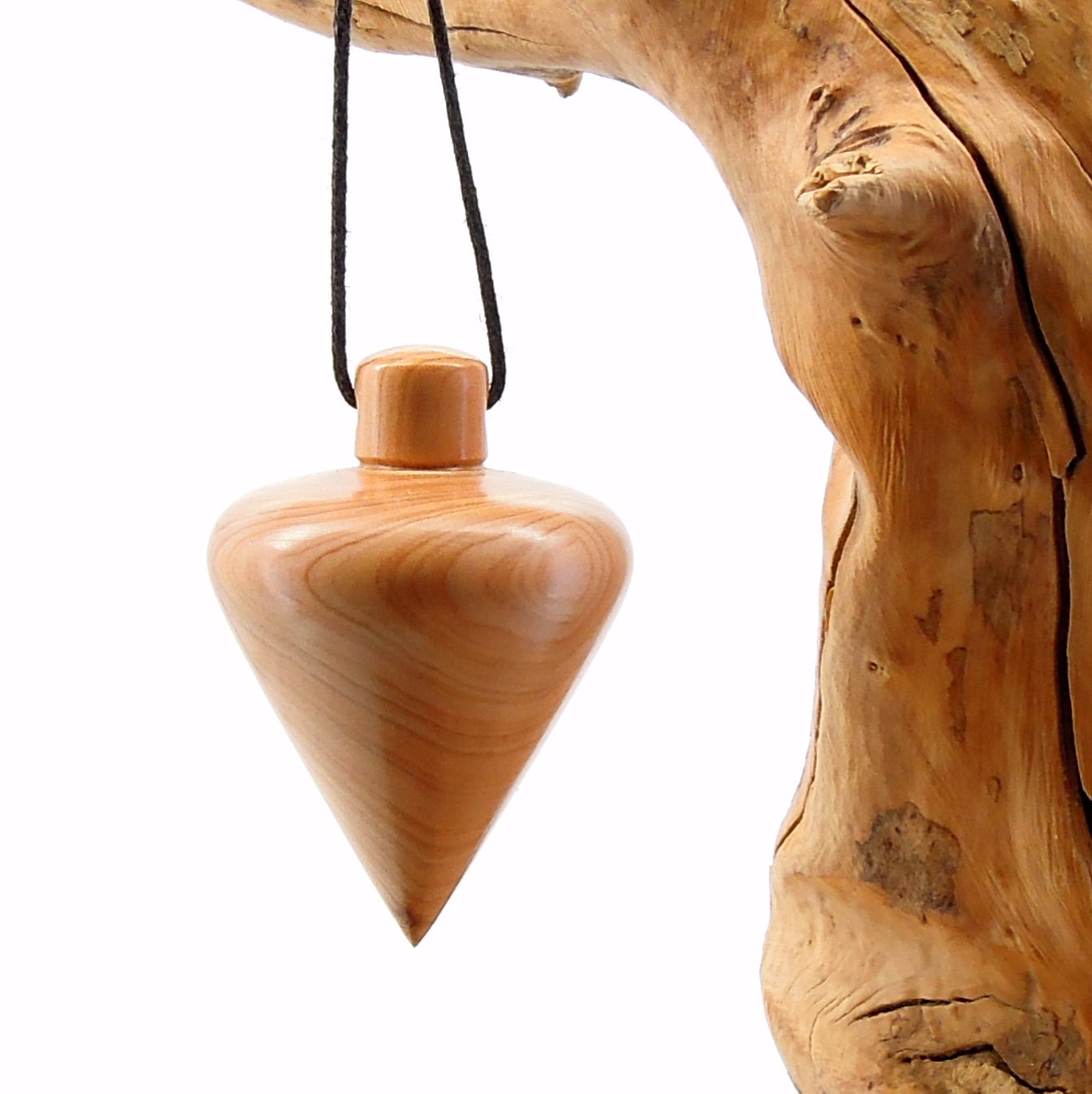 Pendule artisanal divinatoire en if avec oeilleton.