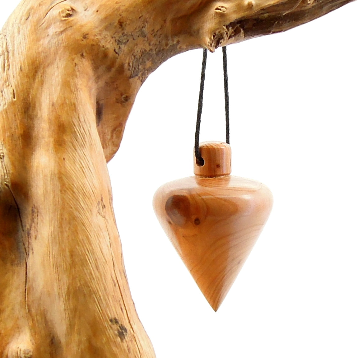 Pendule artisanal divinatoire en if avec oeilleton.