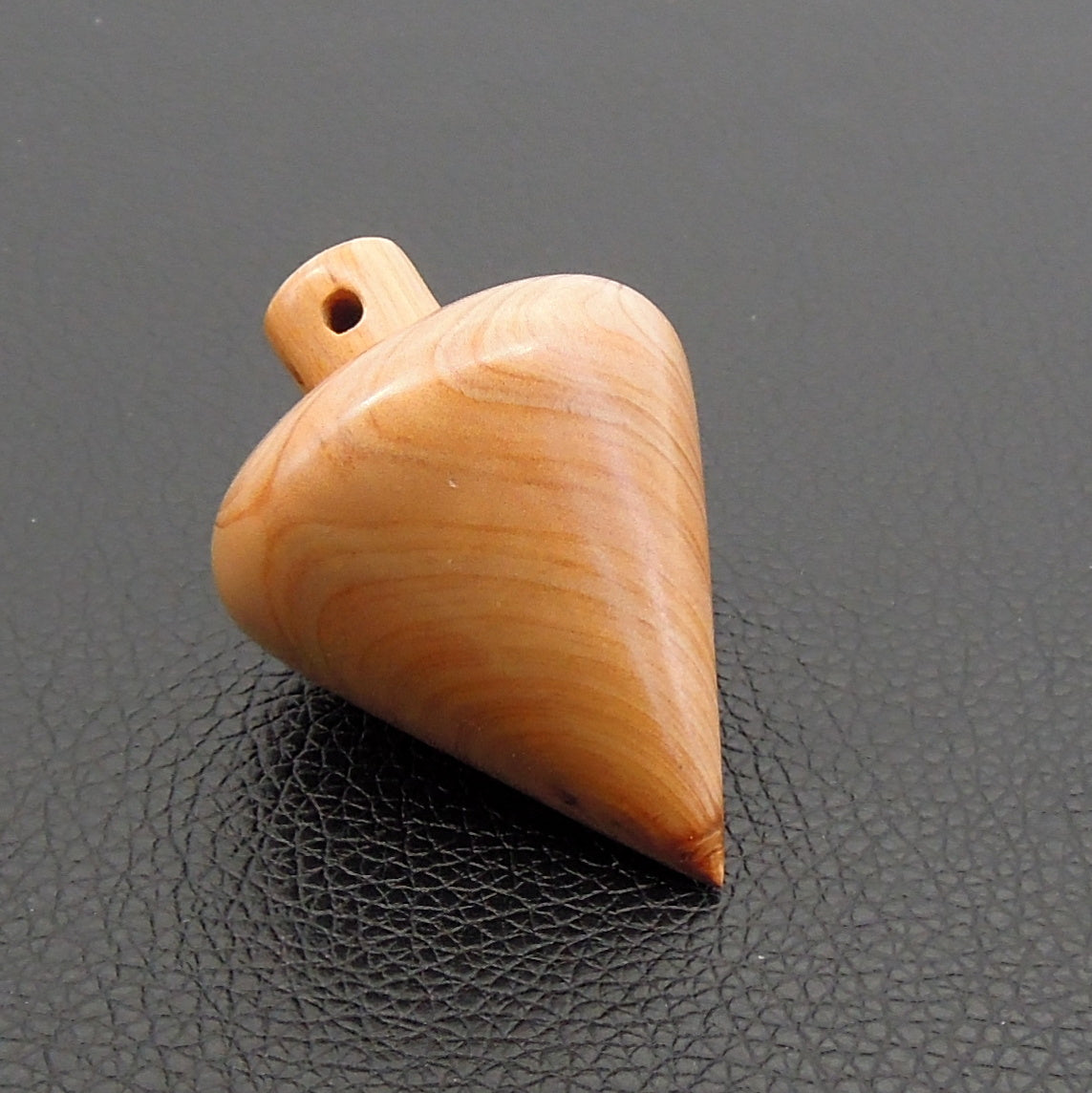 Pendule artisanal divinatoire en if avec oeilleton.