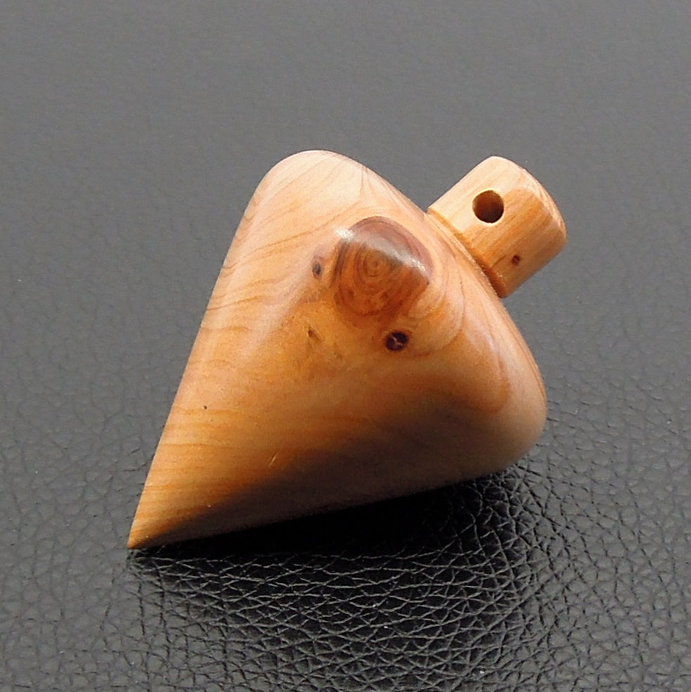 Pendule artisanal divinatoire en if avec oeilleton.