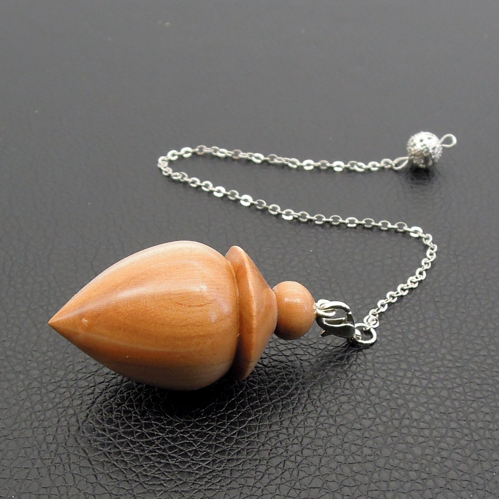 Pendule artisanal divinatoire en cornouiller avec chainette