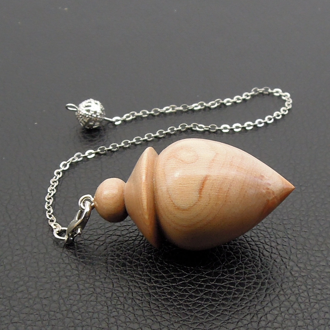 Pendule artisanal divinatoire en cornouiller avec chainette