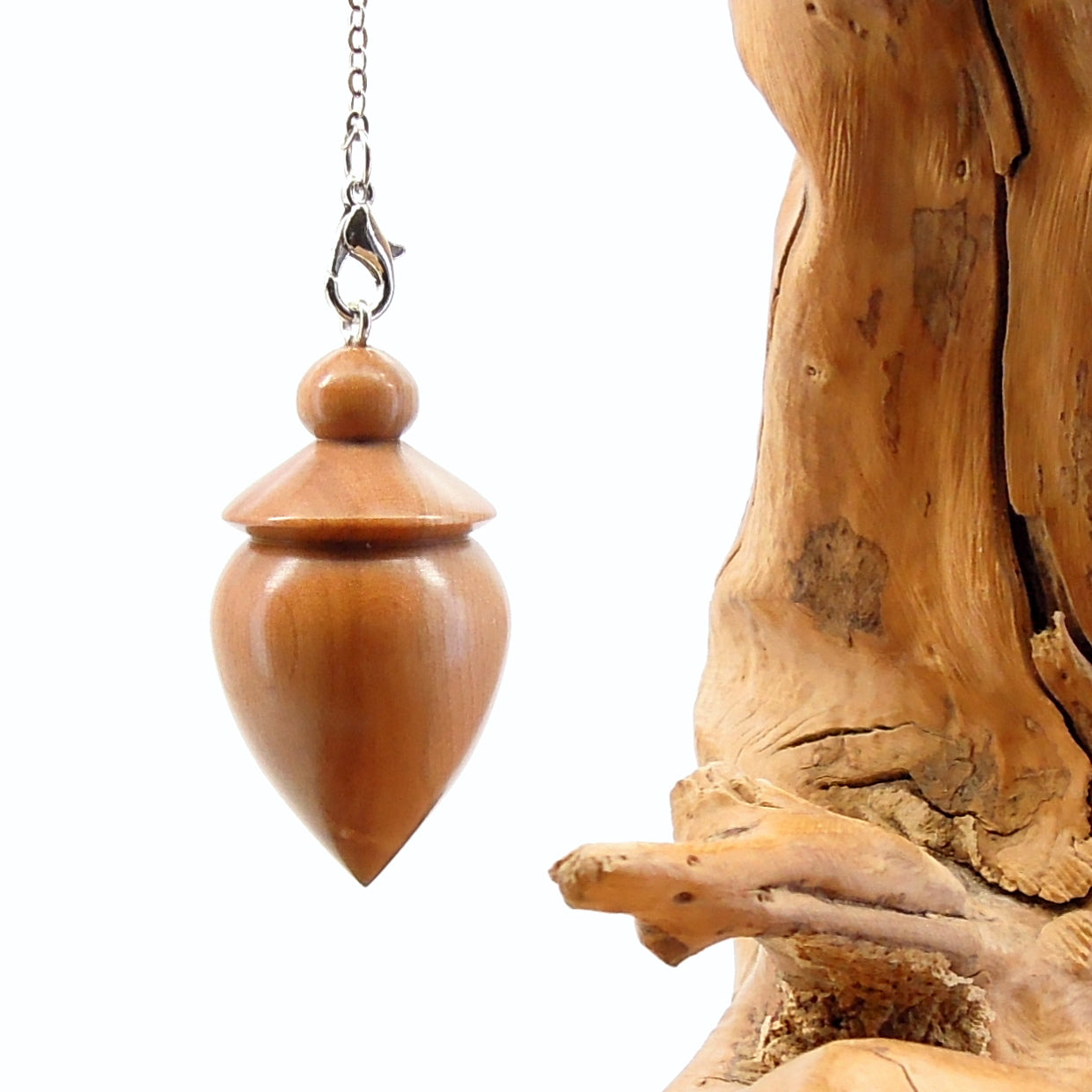 Pendule artisanal divinatoire en cornouiller avec chainette