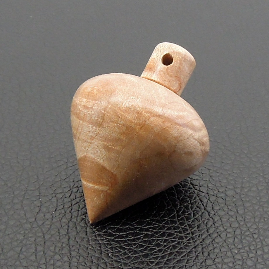 Pendule artisanal de radiesthésie en érable ondé avec oeilleton.