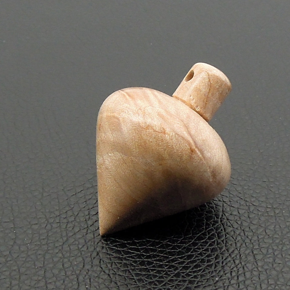 Pendule artisanal de radiesthésie en érable ondé avec oeilleton.