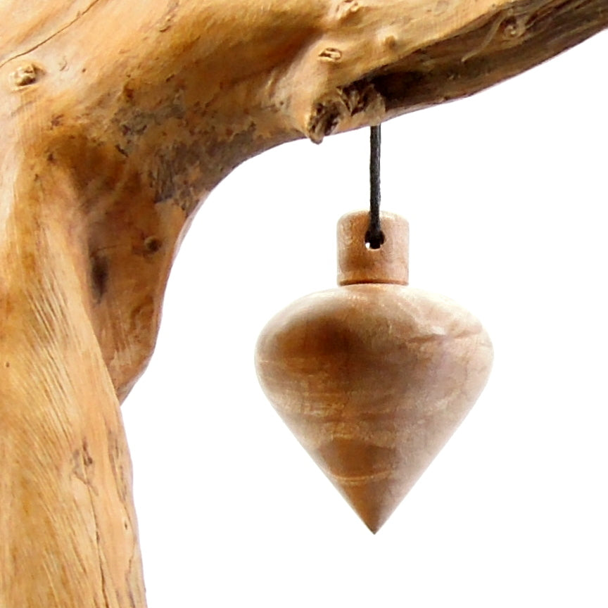 Pendule artisanal de radiesthésie en érable ondé avec oeilleton.