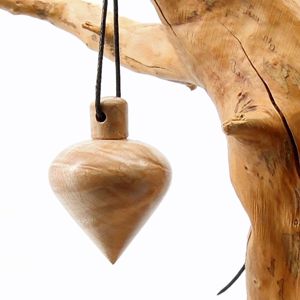 Pendule artisanal de radiesthésie en érable ondé avec oeilleton.