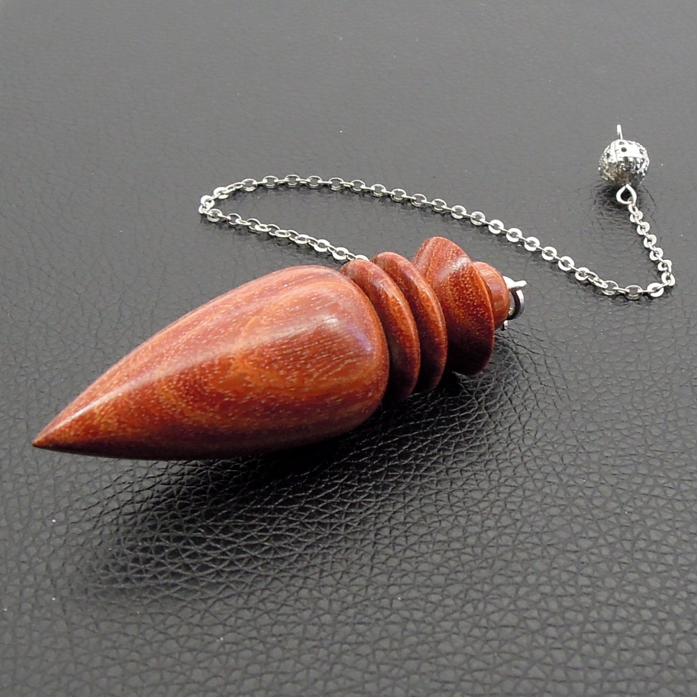 Pendule de radiesthésie artisanal en bois exotique avec chainette