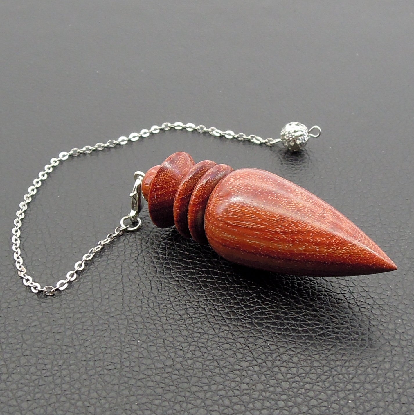 Pendule de radiesthésie artisanal en bois exotique avec chainette