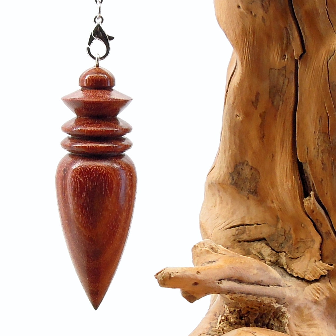 Pendule de radiesthésie artisanal en bois exotique avec chainette
