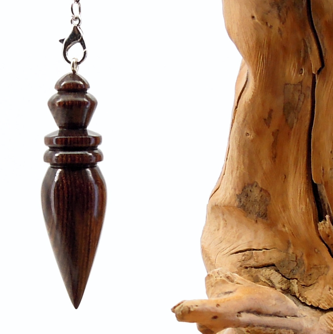 Pendule de radiesthésie artisanal en bois exotique avec chainette