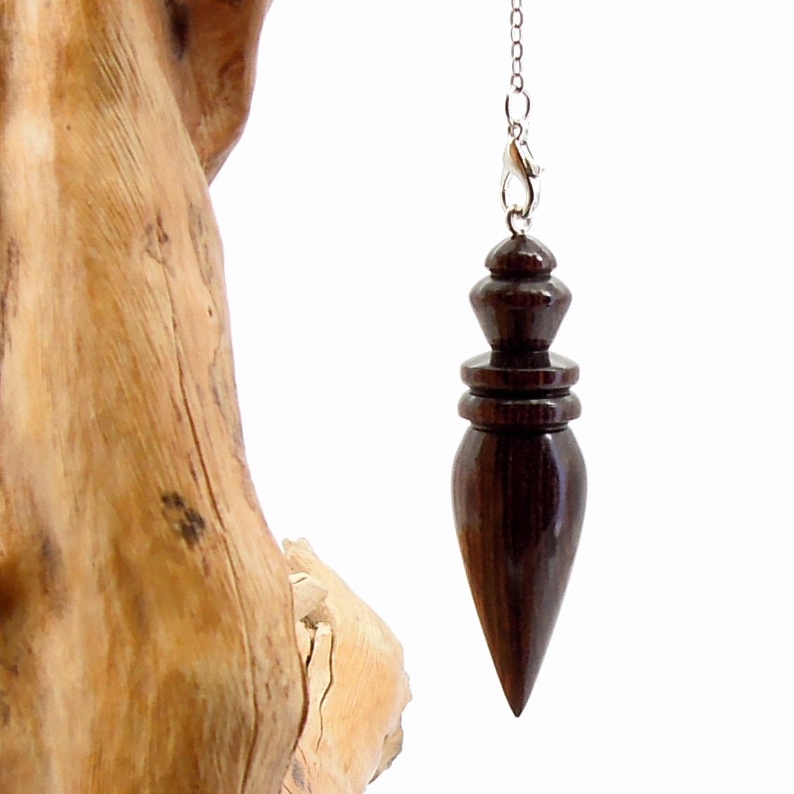 Pendule de radiesthésie artisanal en bois exotique avec chainette