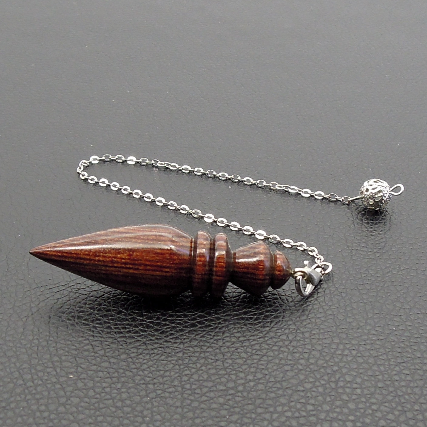 Pendule de radiesthésie artisanal en bois exotique avec chainette