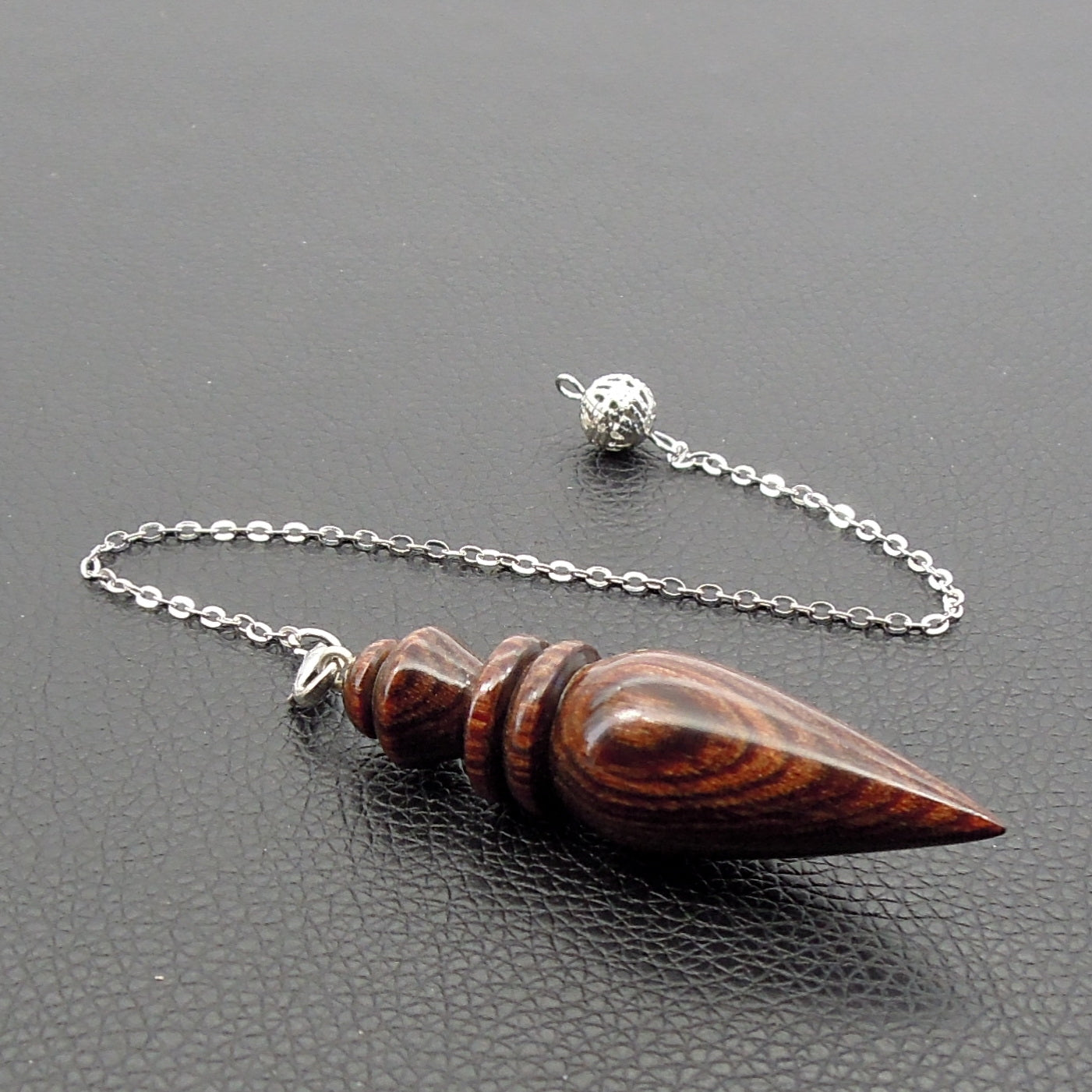 Pendule de radiesthésie artisanal en bois exotique avec chainette