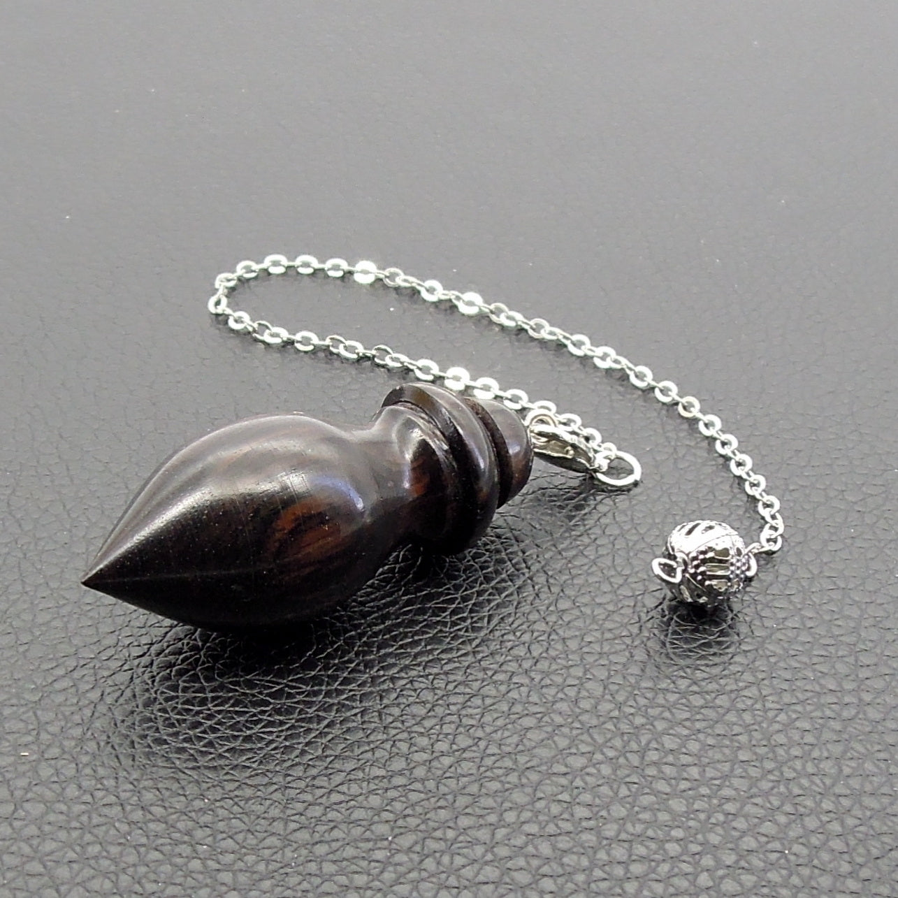 Pendule de radiesthésie artisanal en bois exotique avec chainette