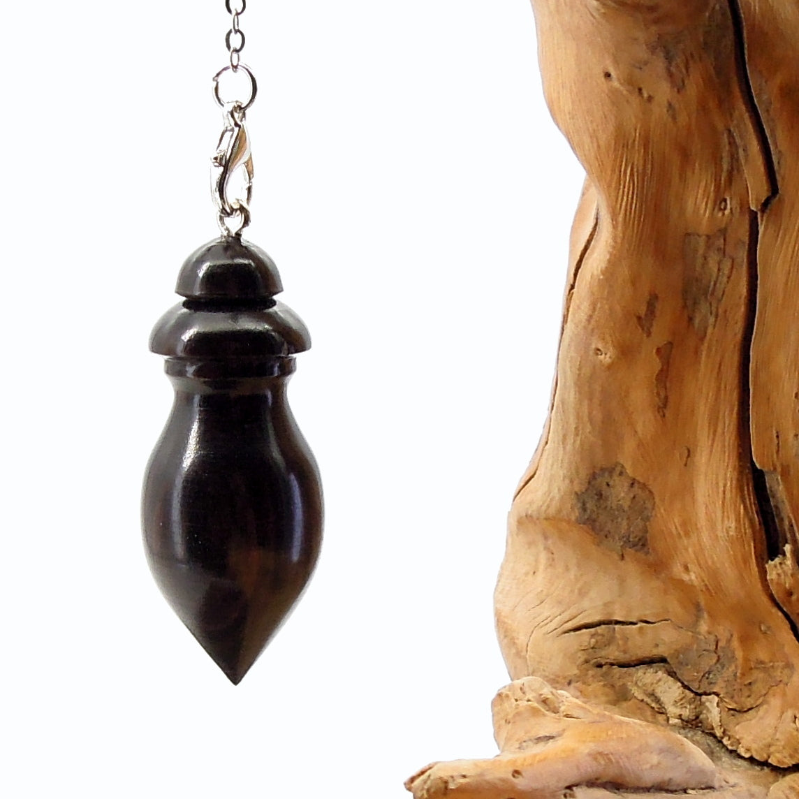 Pendule de radiesthésie artisanal en bois exotique avec chainette