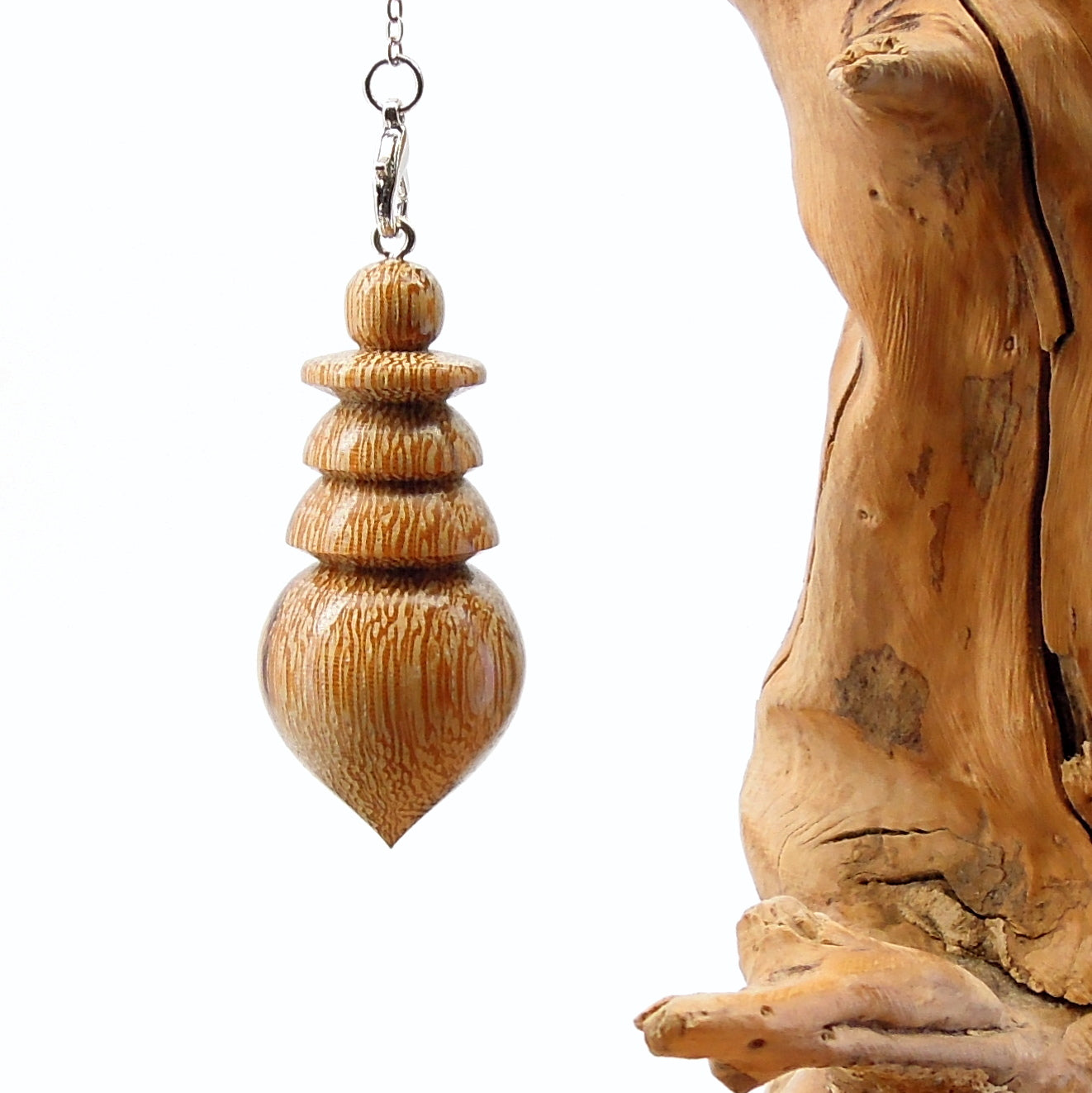 Pendule de radiesthésie artisanal en bois exotique avec chainette