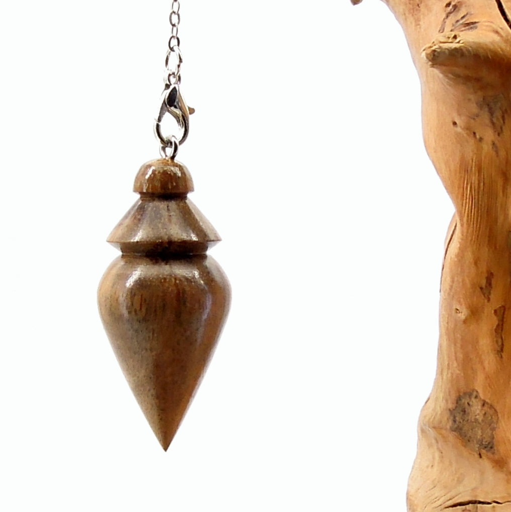 Pendule artisanal divinatoire en bois exotique avec chainette.