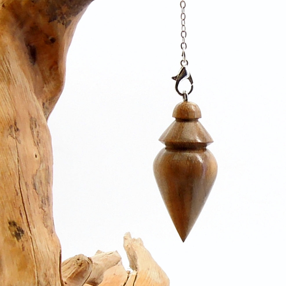 Pendule artisanal divinatoire en bois exotique avec chainette.
