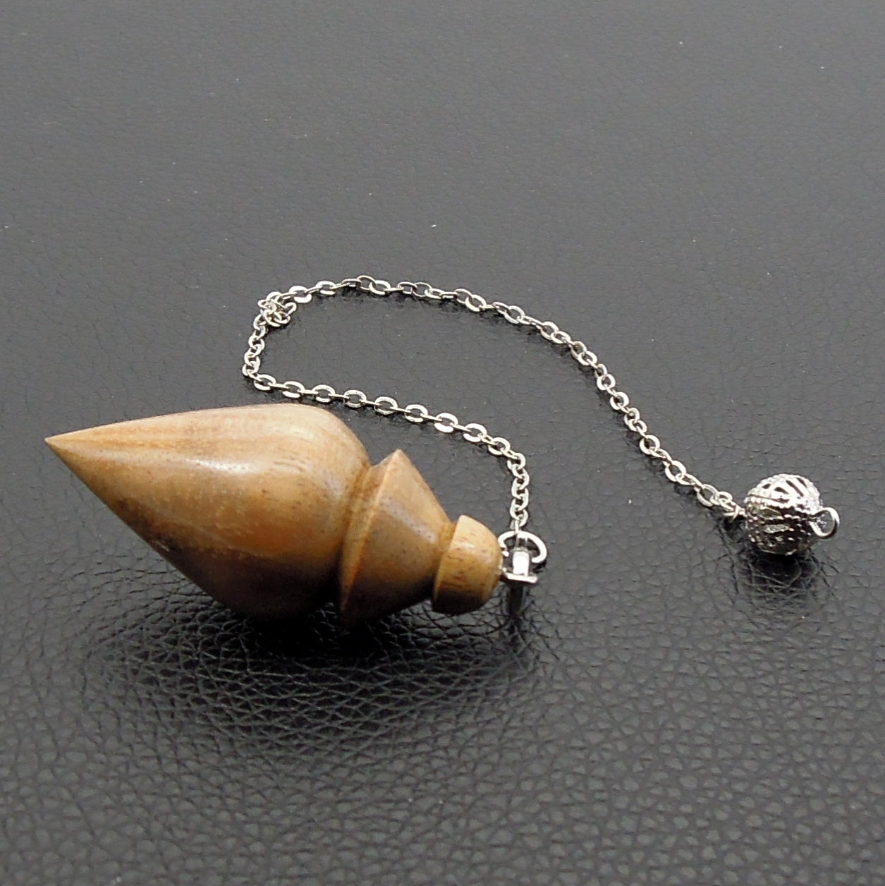 Pendule artisanal divinatoire en bois exotique avec chainette.