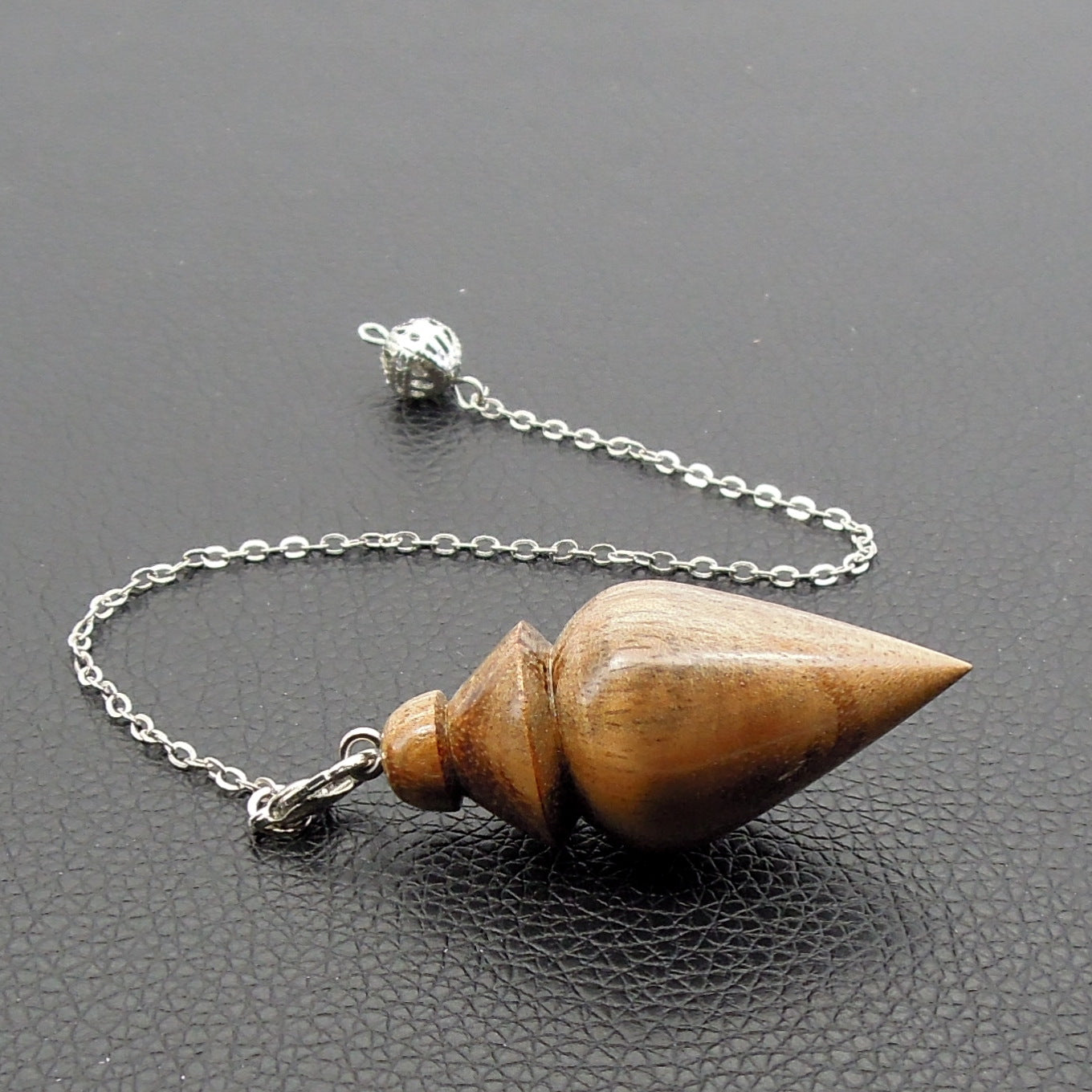 Pendule artisanal divinatoire en bois exotique avec chainette.