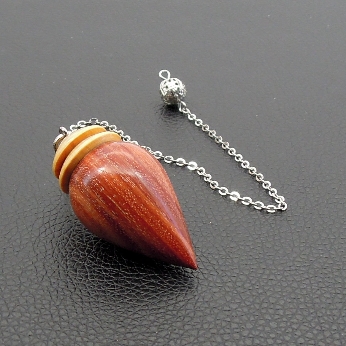 Pendule artisanal divinatoire en bois exotique et buis avec chainette.