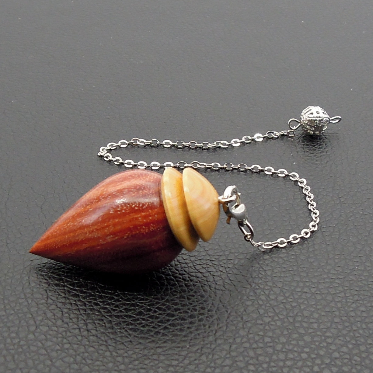 Pendule artisanal divinatoire en bois exotique et buis avec chainette.