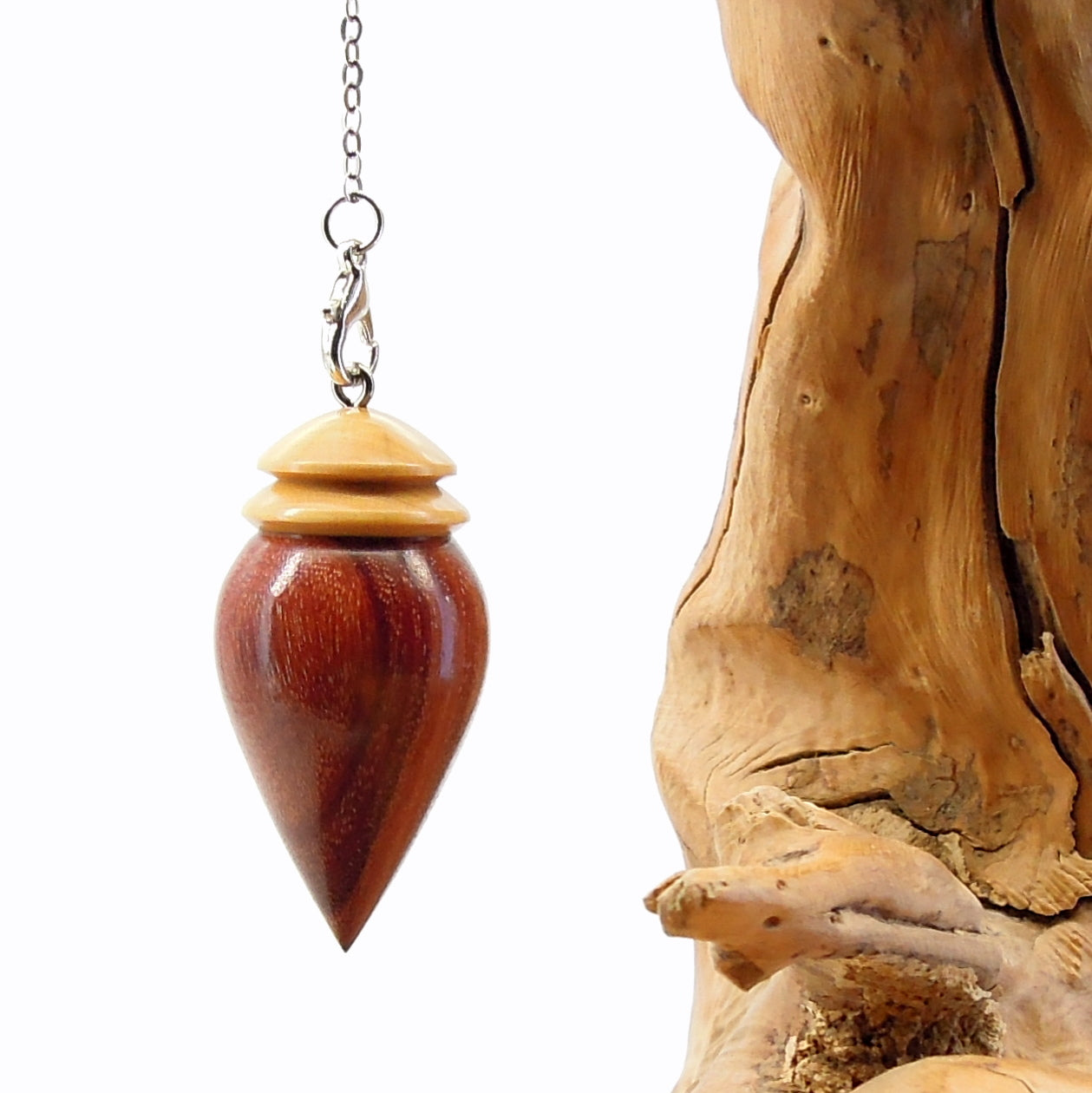 Pendule artisanal divinatoire en bois exotique et buis avec chainette.
