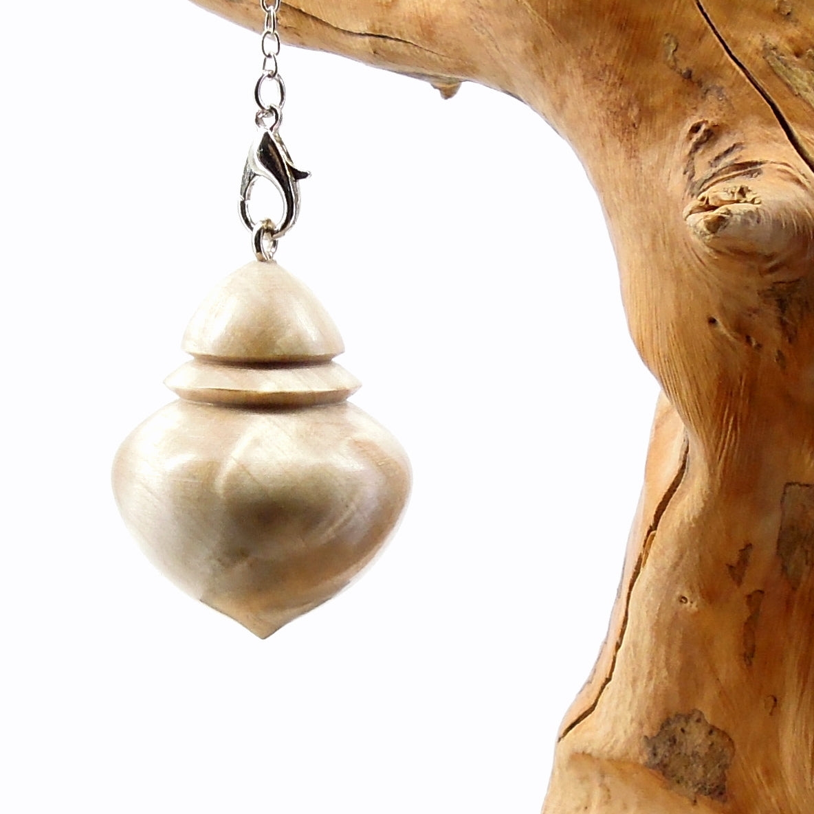 Pendule artisanal de radiesthésie en érable ondé avec chainette.