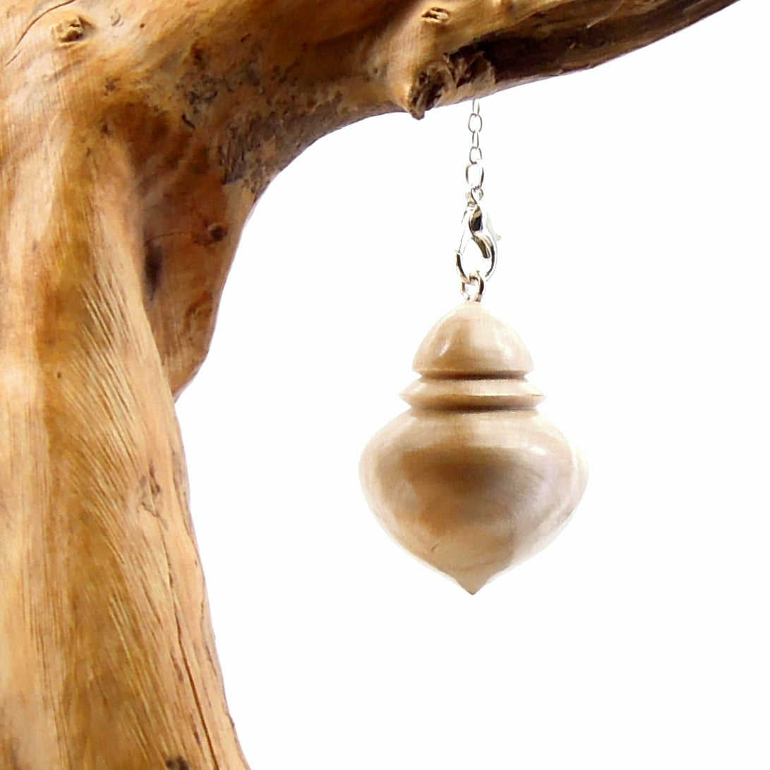 Pendule artisanal de radiesthésie en érable ondé avec chainette.