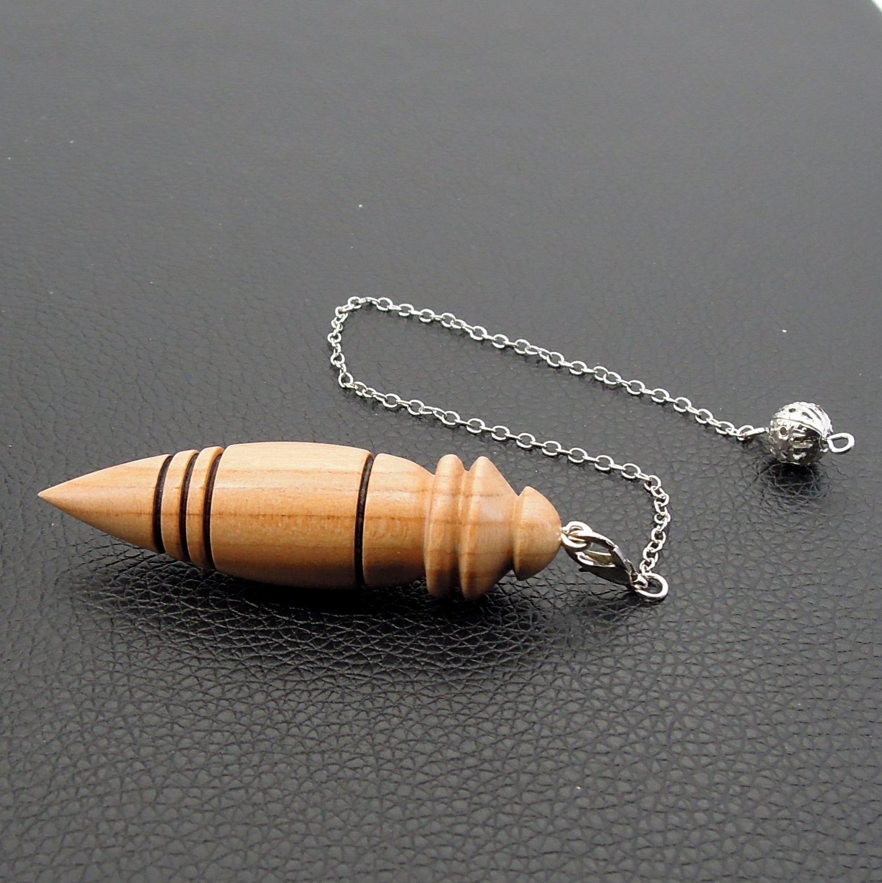 Pendule artisanal de radiesthésie en cerisier avec chainette.