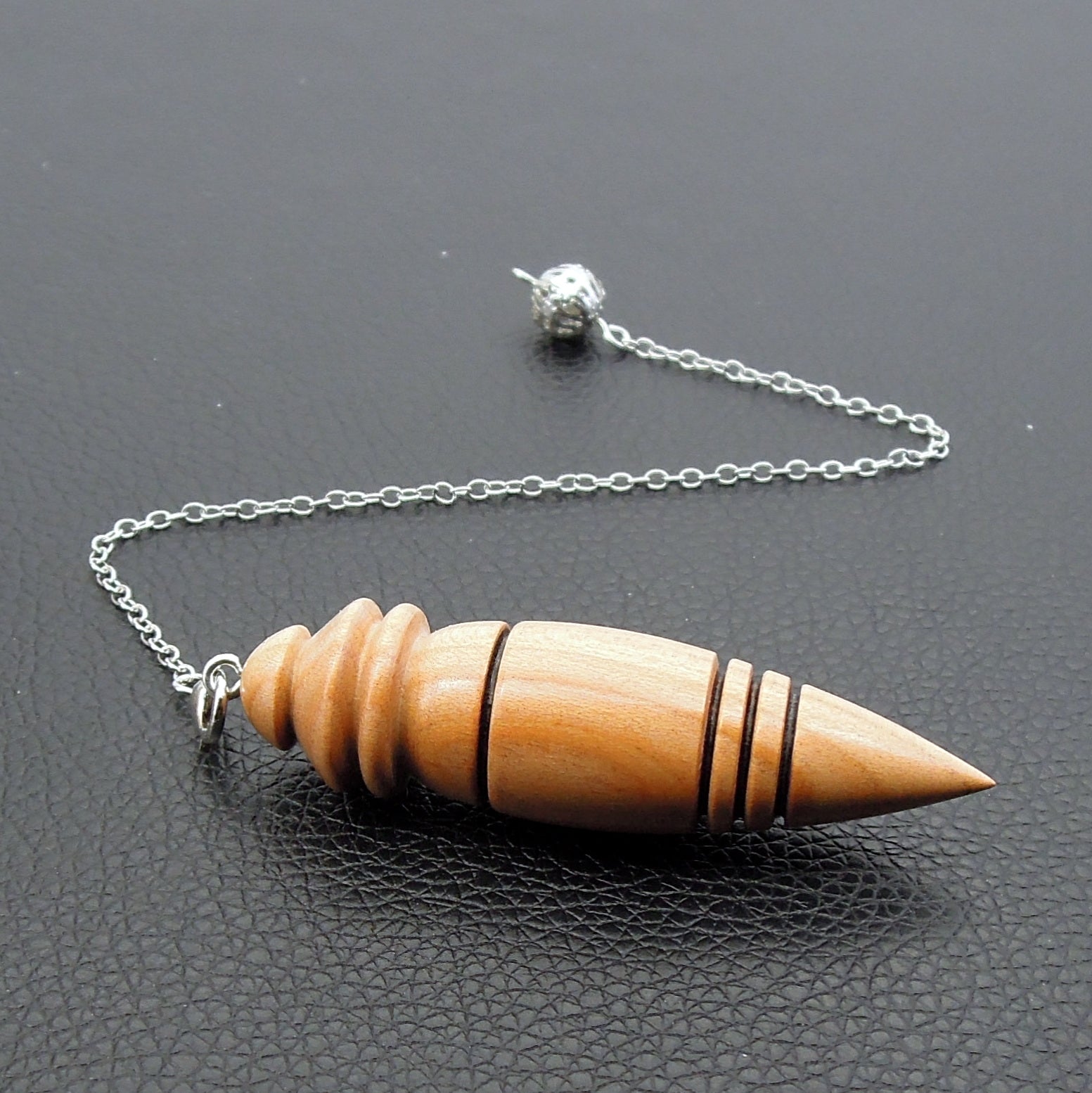 Pendule artisanal de radiesthésie en cerisier avec chainette.