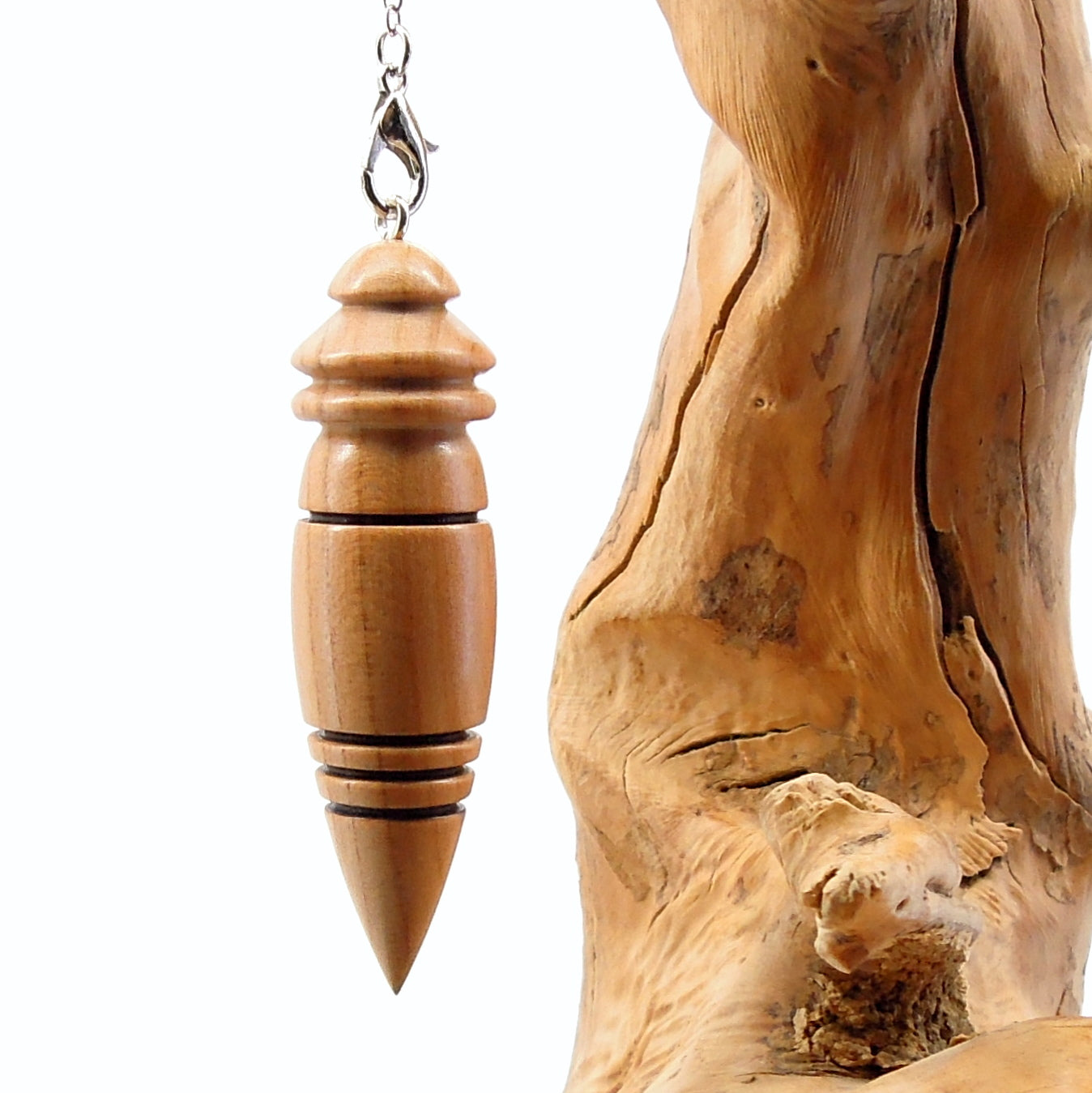 Pendule artisanal de radiesthésie en cerisier avec chainette.