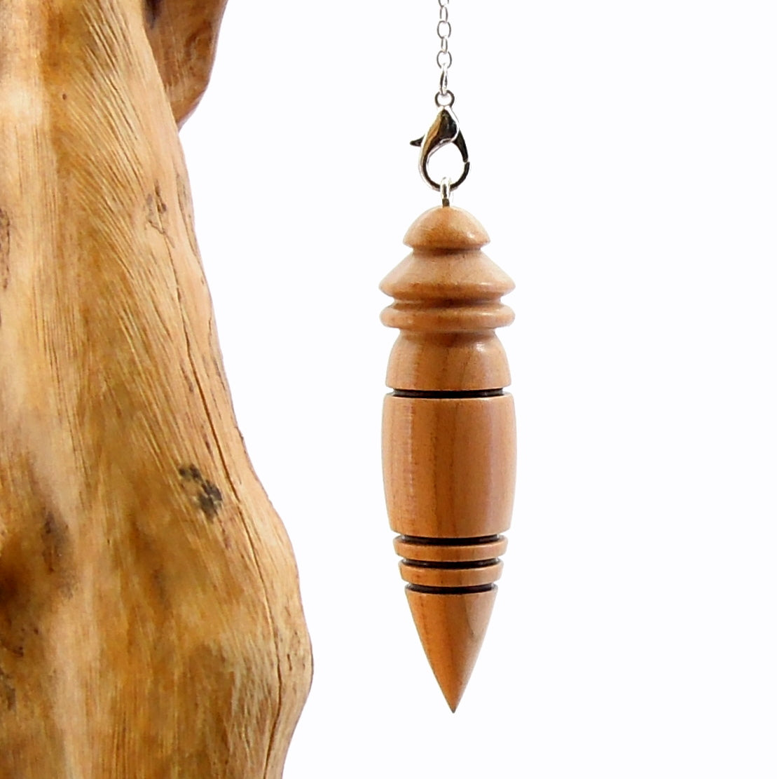 Pendule artisanal de radiesthésie en cerisier avec chainette.