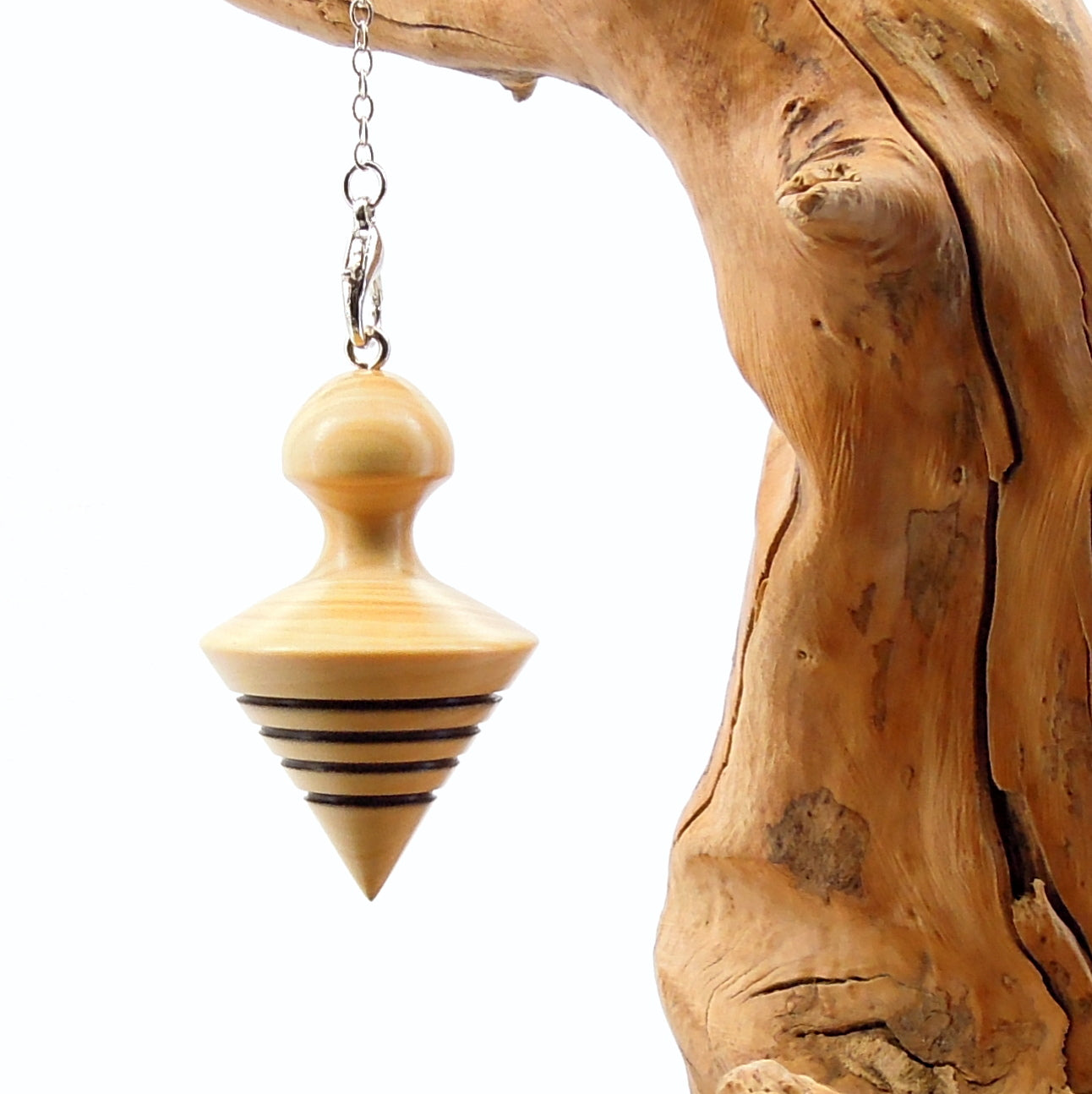 Pendule artisanal de radiesthésie en buis avec chainette..