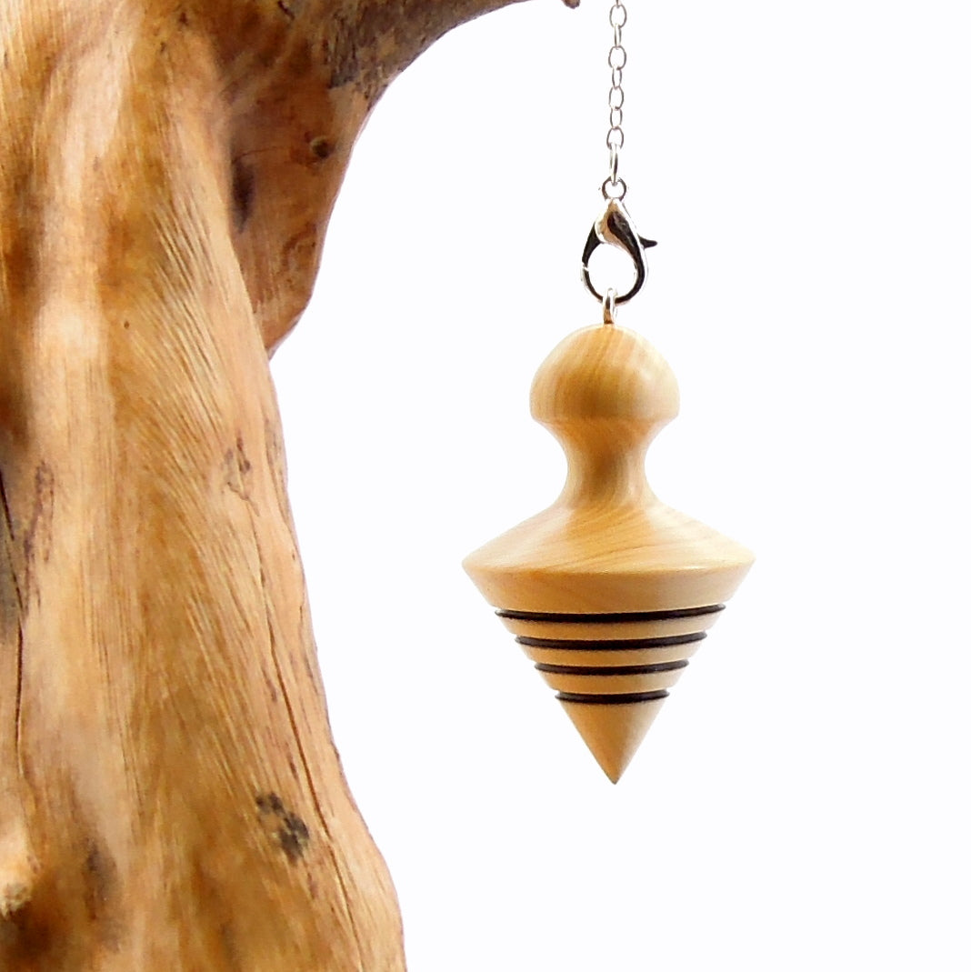Pendule artisanal de radiesthésie en buis avec chainette..