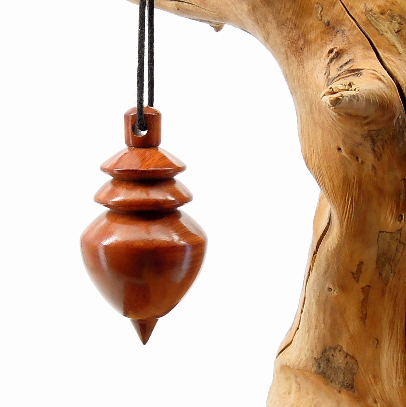 Pendule artisanal divinatoire en racine de bruyère avec oeilleton.