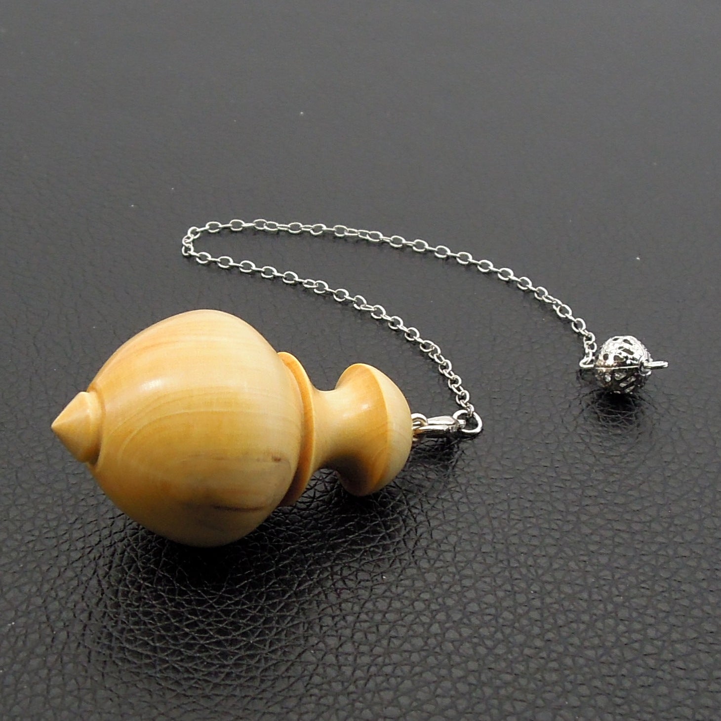 Pendule artisanal de radiesthésie en buis avec chainette.