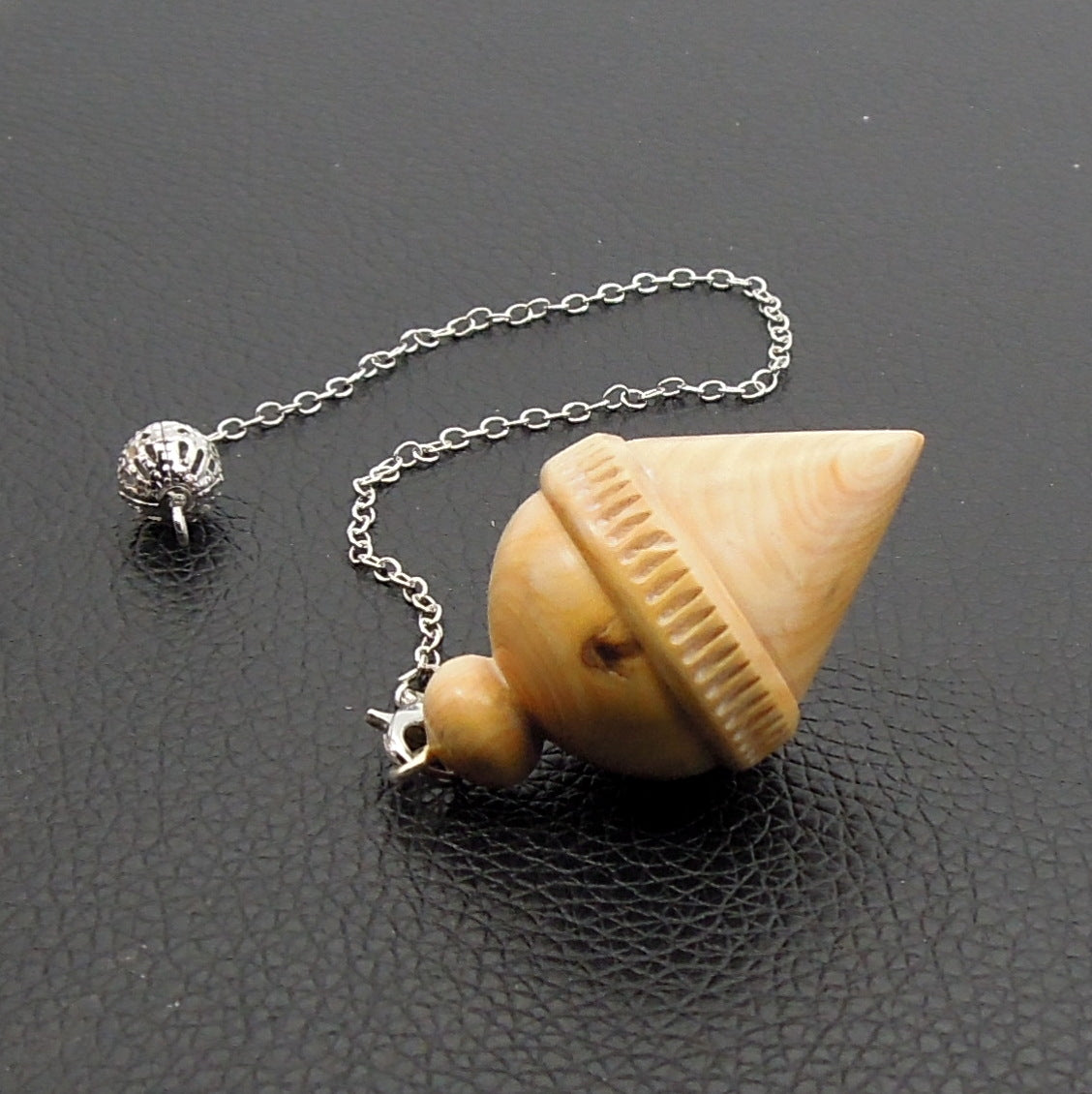 Pendule artisanal de radiesthésie en buis avec chainette..