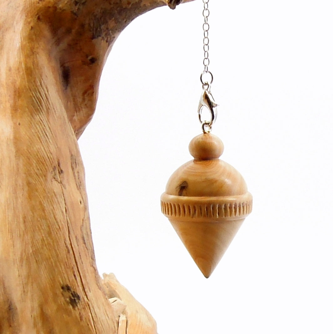 Pendule artisanal de radiesthésie en buis avec chainette..