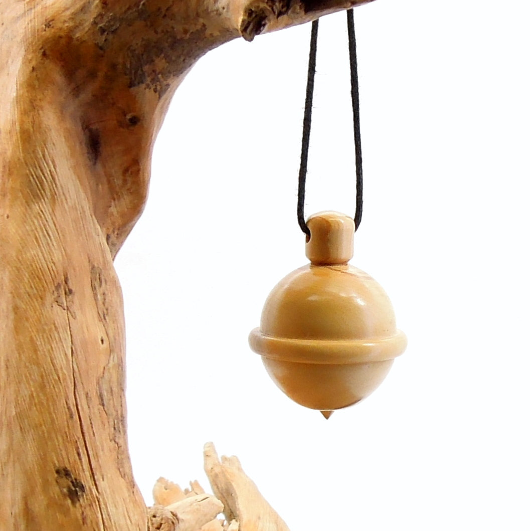 Pendule de radiesthésie artisanal globe en buis avec oeilleton