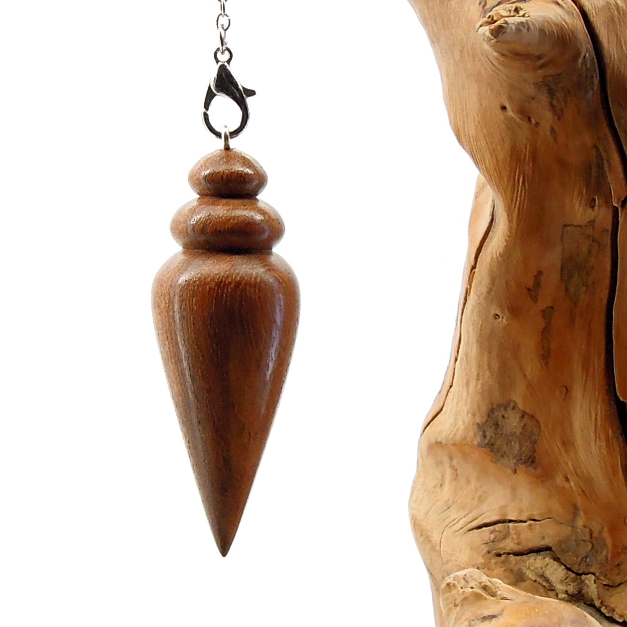 Pendule artisanal de radiesthésie en orme avec chainette..