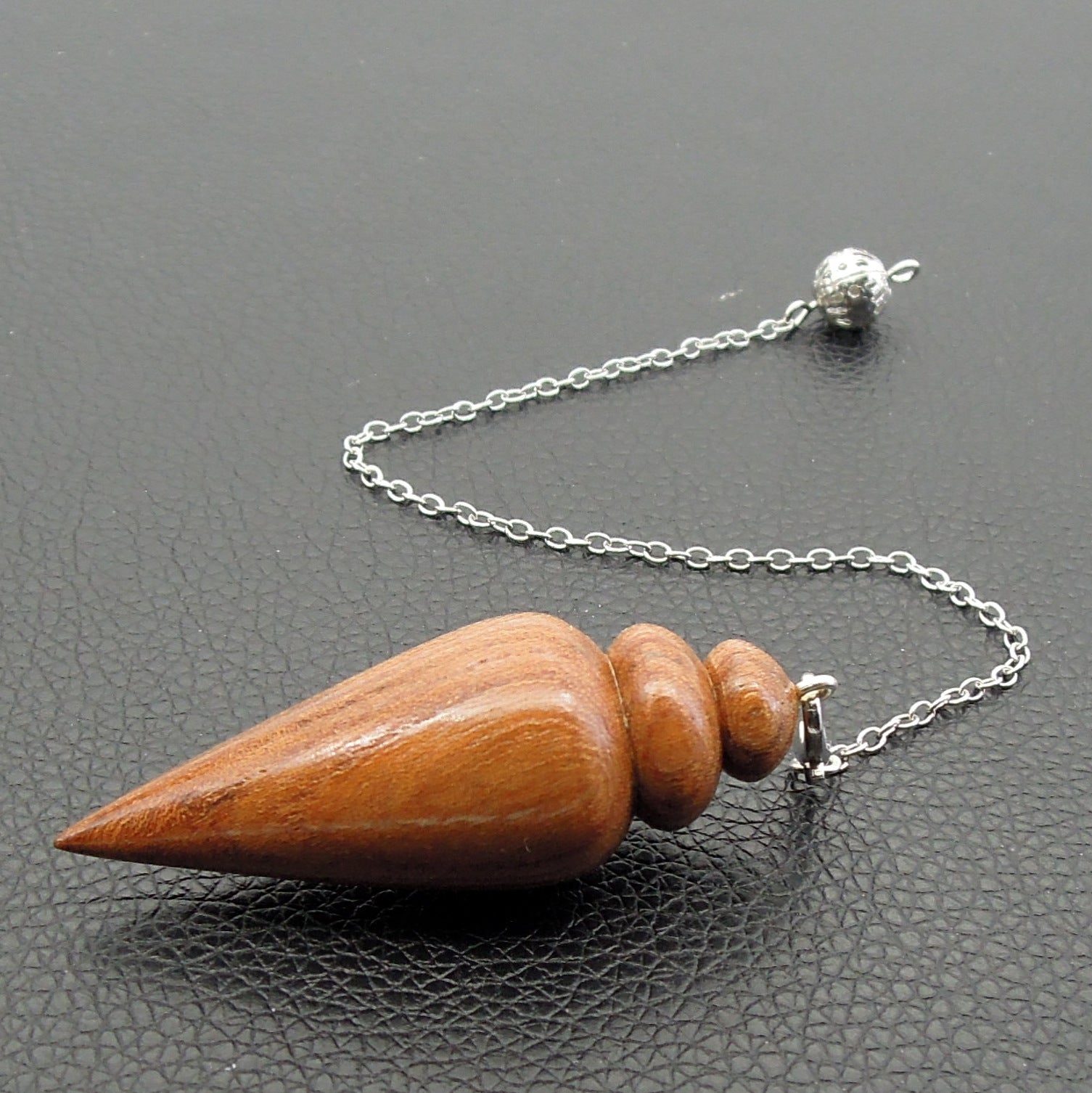 Pendule artisanal de radiesthésie en orme avec chainette..