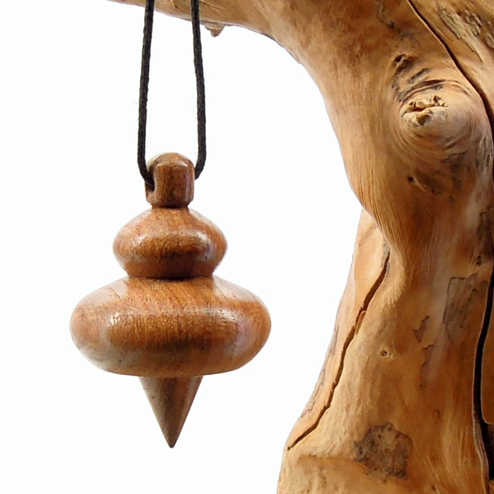 Pendule artisanal de radiesthésie en orme avec oeilleton.