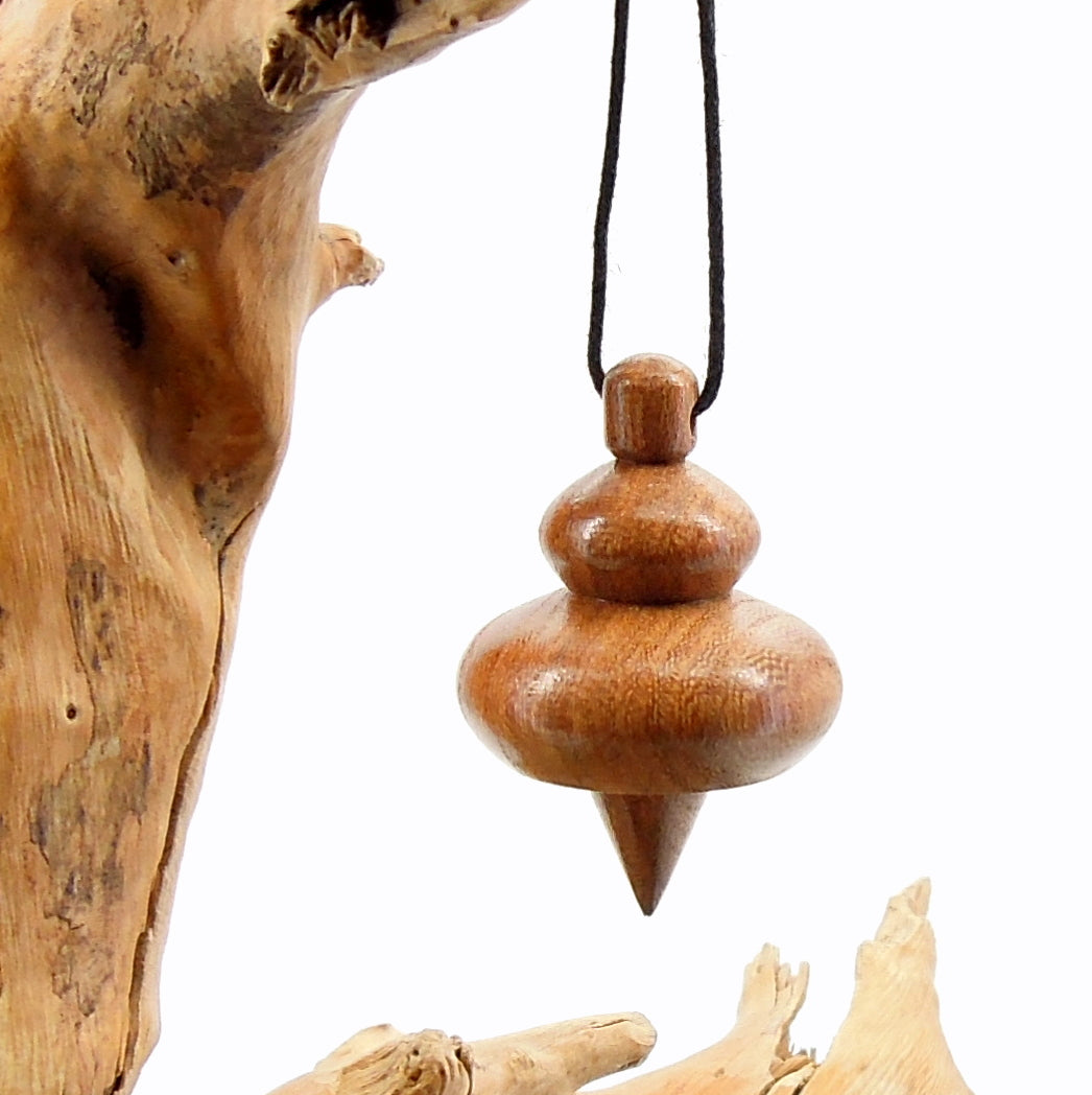 Pendule artisanal de radiesthésie en orme avec oeilleton.