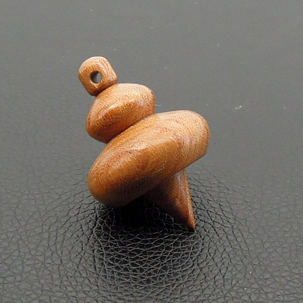 Pendule artisanal de radiesthésie en orme avec oeilleton.